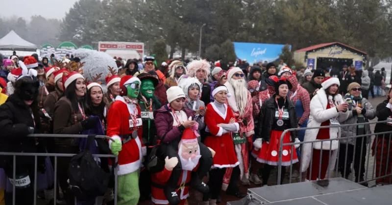 В Бишкеке состоялся Santa Run ФОТО