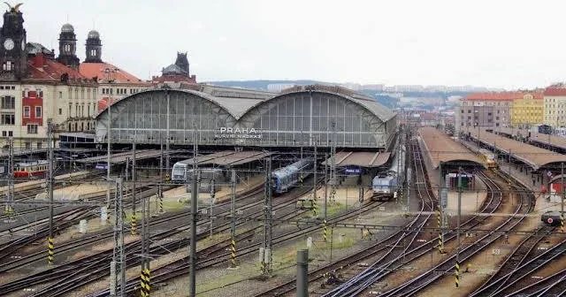 Praqada kabel oğurluğuna görə dəmiryolunda hərəkət iflic oldu