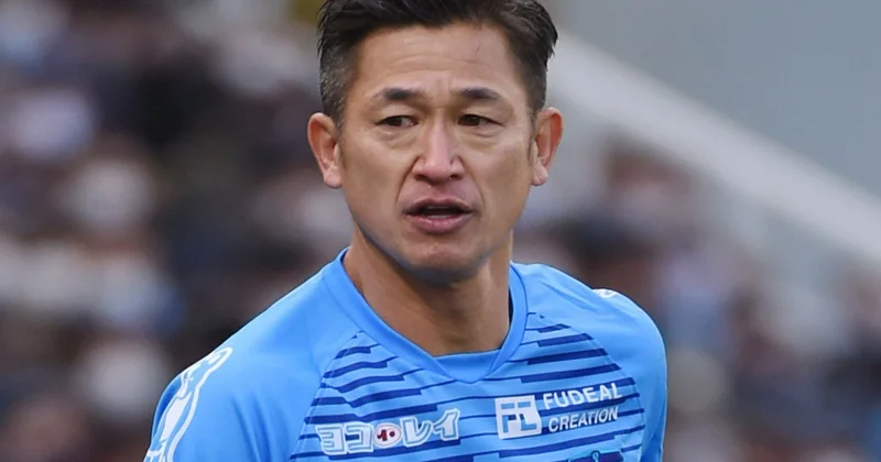 Самый возрастной футболист мира продолжает карьеру Minval Politika