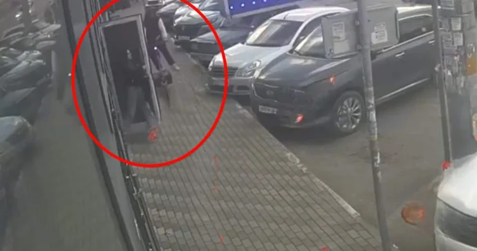 Skuter mağazadan çıxan qadını vurdu Xəstəxanalıq oldu VİDEO