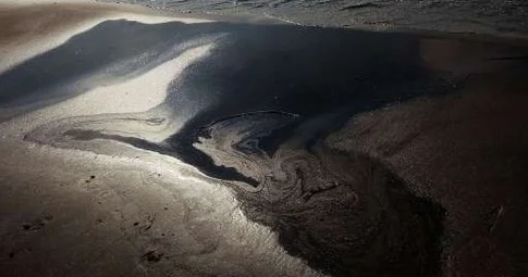 В Измирском заливе зафиксирован крупный выброс нефтепродуктов