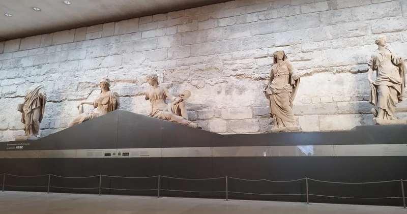 Fransada Luvr muzeyindən oğurlanan zinət əşyalarının sayı açıqlanıb