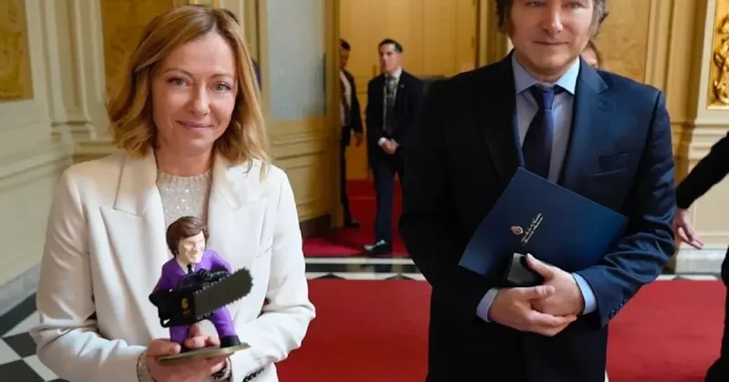 Джорджа Мелони выставила на аукцион курьёзные государственные подарки