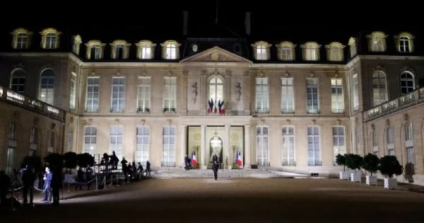 Fransa Prezidentinin rəsmi iqamətgahı soyulub: qədim tarixi əşyalar aparılıb Vəzifəli şəxs saxlanılıb
