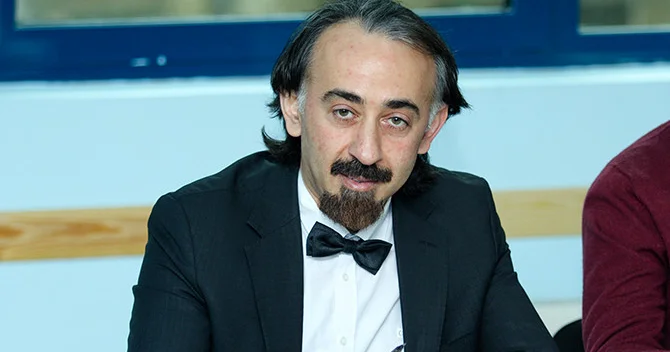 Normalda başı gedib deyərik, sosial şəbəkələrdə bəyənirik Fəlsəfə doktoru