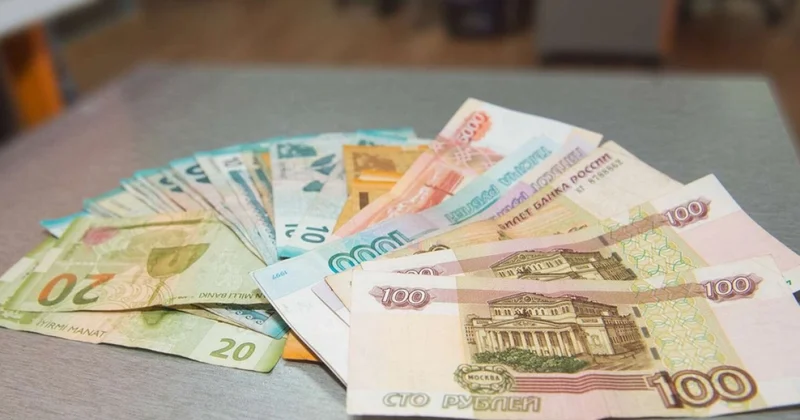 Деньги идут медленнее: переводы между Азербайджаном и РФ упали на 20%