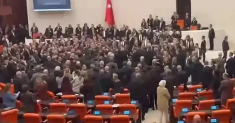 Deputatlar parlamentdə yumruq savaşına çıxdı VİDEO