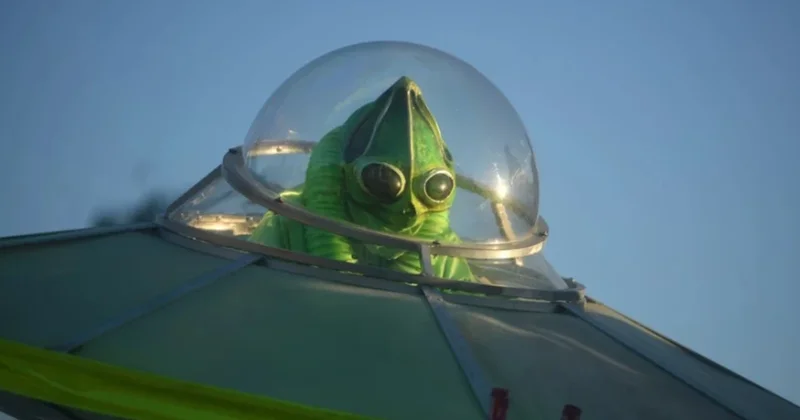 Pilot təyyarəsinin yanında gümüşü NLO gördü