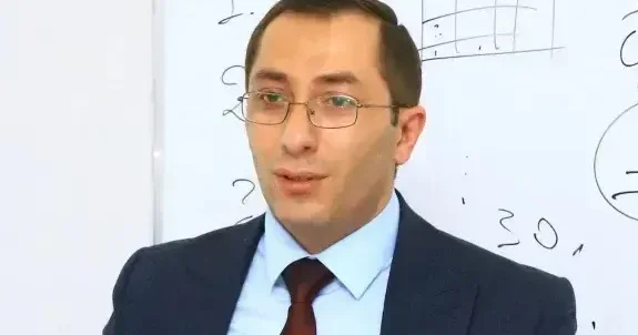 Özünə “bunker müəllim” deyən şəxs yalan danışır Elçin Əfəndi