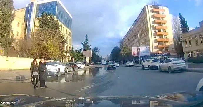 Piyada keçidini görməzdən gələn ana və qızı sürücüyə çətin anlar yaşatdı VİDEO