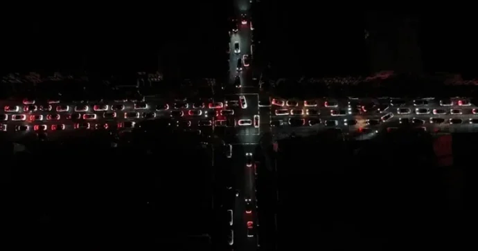 Bu şəhərdə işıqlar söndü; sürücüsüz maşınlar işləmədi FOTO