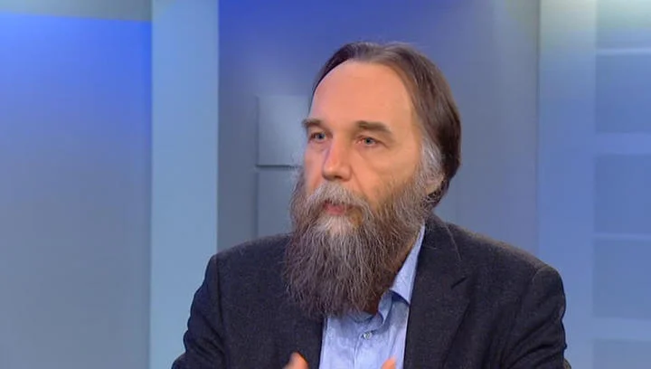 O, Makronun ayağı altdan kətili çəkdi Dugin