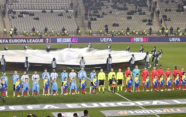 “Qarabağ”ın futbolçuları meydana şəhid övladları ilə çıxdılar FOTO Yeni Çağ Media