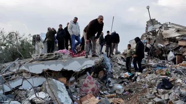 İsrail, Cenin basqını davam edərkən fələstinli hücumçuları öldürdüyünü bildirir