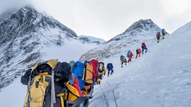 Nepal Everest alpinistlərini daha yüksək icazə haqqı ilə vurur