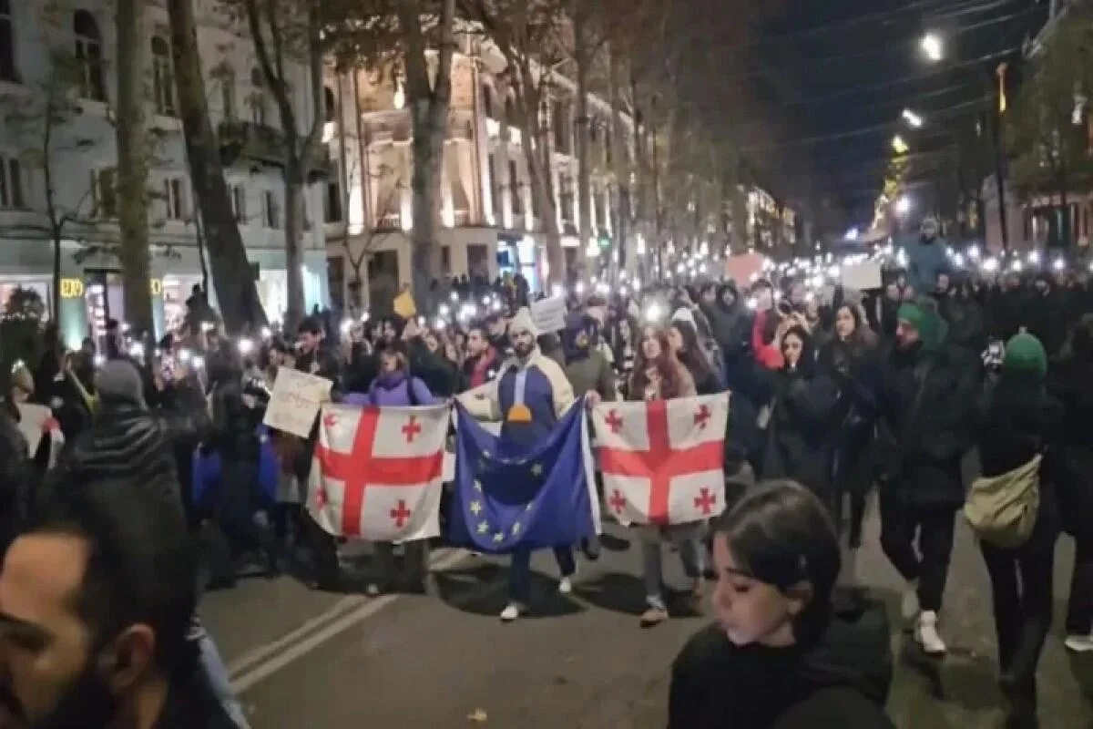 Перед зданием парламента в Тбилиси проходит очередная акция протеста