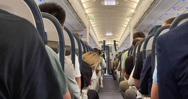 Təyyarədə fövqəladə vəziyyət təcili enişə hazırlaşır