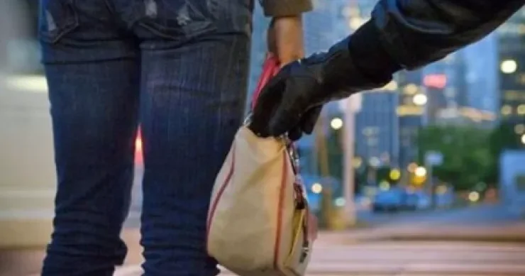 Yolda çanta tapdı, içindəki pulları oğurladı