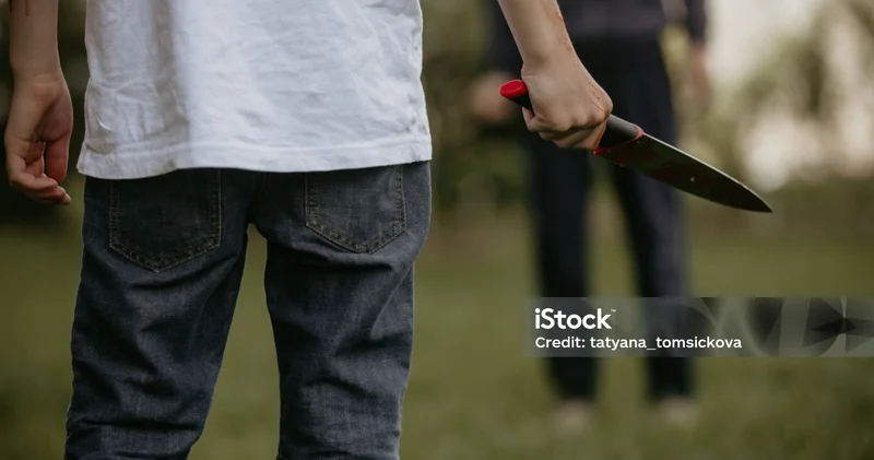 Нож в руках подростка