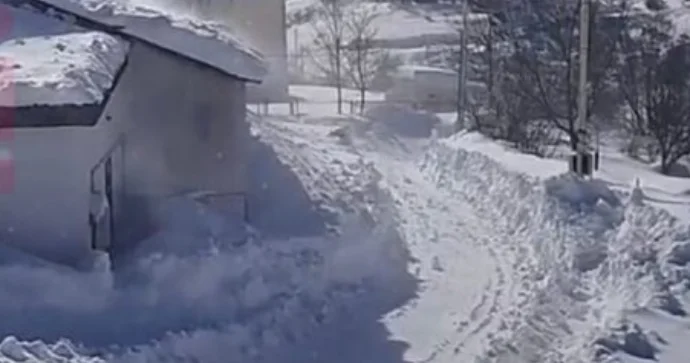 Lerikdə güclü qar yağdı, yollar bağlandı FOTO