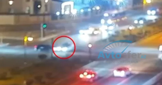 Sağ sol edib kobud qayda pozan sürücü yolayrıcında qəzaya düşdü VİDEO