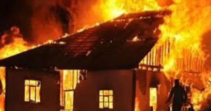 Səbaildə yanan evdən 2 nəfərin meyiti tapılıb