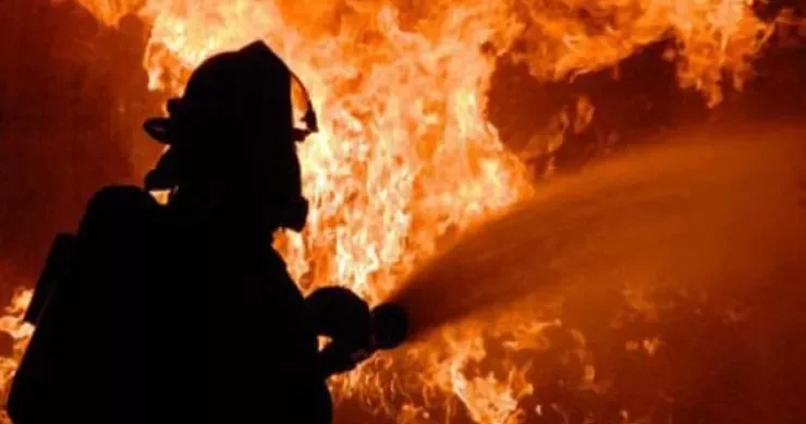 3 mərtəbəli villanın həyətindəki tikilidə bacı və qardaş yanaraq öldü VİDEO