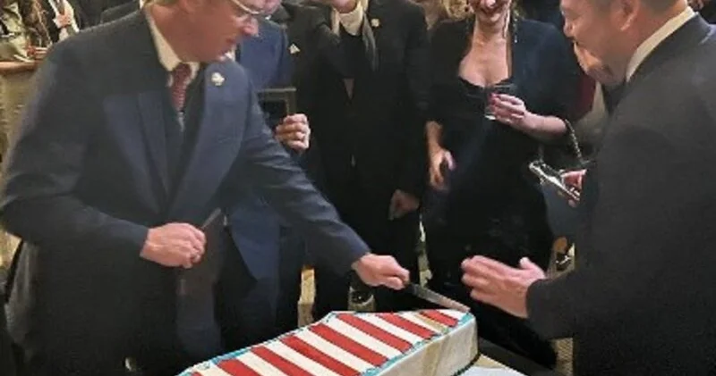 ABŞ də respublikaçılar Qrenlandiya formasında tort kəsib yedilər