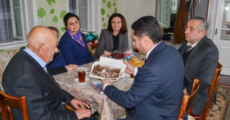 Сотрудники Агентства соцуслуг поздравили жителя села Гумлу со 100 летием ФОТО