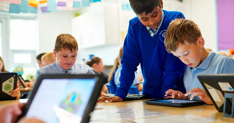 Məktəblərdə yeni dövr: Kitabları planşet əvəzləyir?