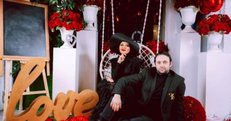 Yarıçılpaq qadın ərimin qarşısında oturdu