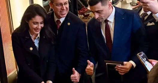 Respublikaçılar Qrenlandiyanı BELƏ “böldülər” VİDEO