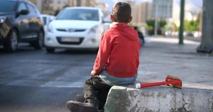 Uşaqları kim istismar edir: Reklama çəkdirənlər, yoxsa bağda işlədənlər?