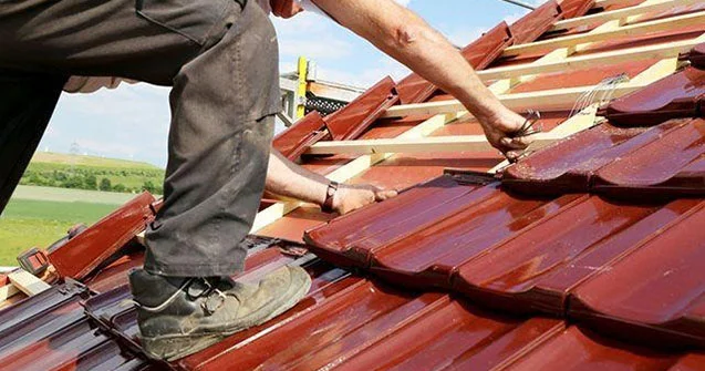 52 yaşlı kişi evinin damından yıxılaraq öldü