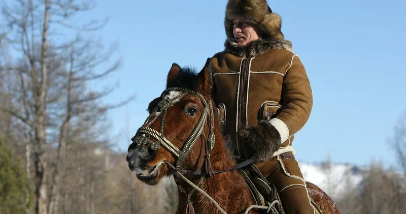 Putin kimi foto çəkdirmək istəyən polis istintaqa cəlb edildi