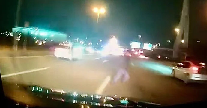 Sürücünün önünə qəfil çıxan piyada az qala maşının altında qalacaqdı REAL VİDEO