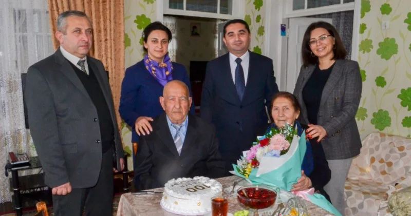 Nazirlik 100 yaşlı ahılı doğum günündə ziyarət etdi FOTOLAR