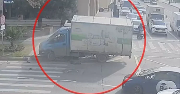 Firma maşını ilə “hoqqa verən” sürücü qayda pozub qəzaya düşdü Svetoforu əzdi VİDEO