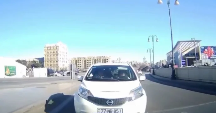 Əks yola çıxan qadın sürücü qəza törədib şoka düşdü 77 NB 851 ANBAAN VİDEO