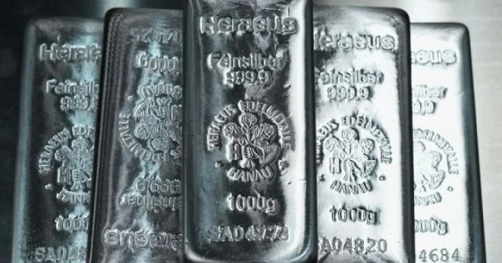 Gümüşün qiyməti 100 dolları keçərək tarixi rekord qırdı