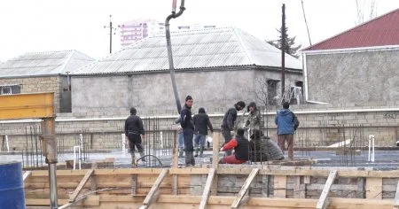 Xırdalanda bədbəxt hadisə binadan başına yük düşdü