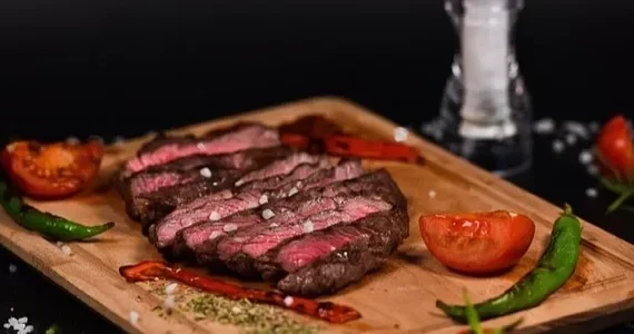 Исследование: мясо может повысить шансы дожить до 100 лет