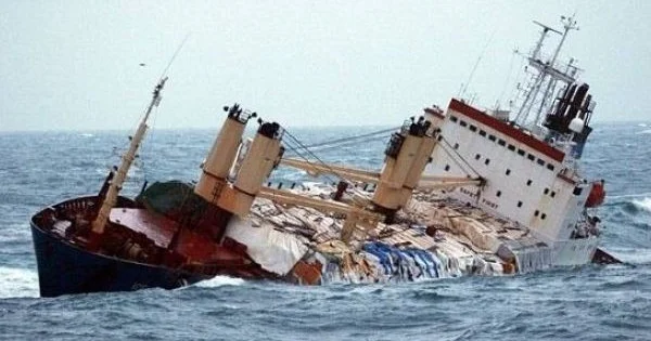 Yük gəmisi qəzaya uğrayıb, 13 nıfər xilas edilib