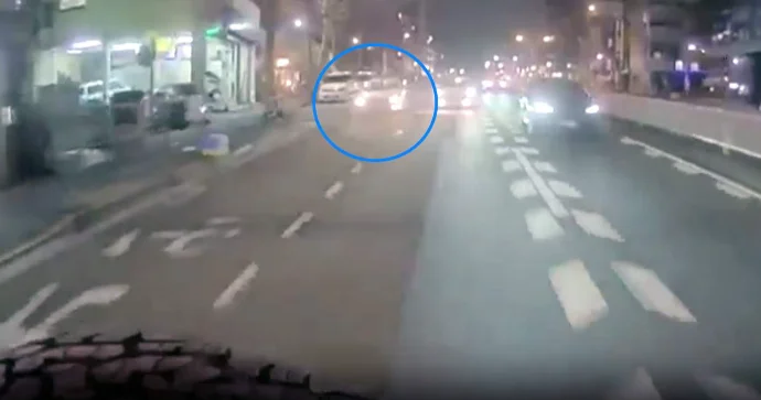 Polisdən qaçan sürücü qəza törətdi; sərnişinlə birlikdə maşından düşüb qaçdılar VİDEO