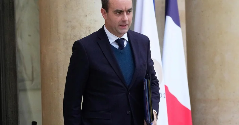 Парламент Франции отклонил резолюцию о недоверии кабмину республики