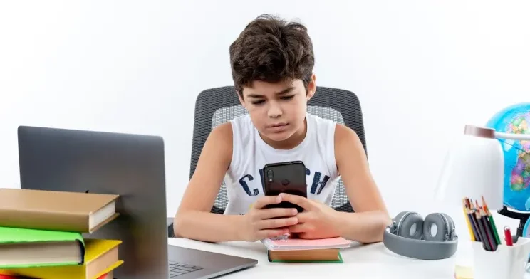 Rəqəmsal dərslik şagirdlərin şəxsi telefonlarında olmayacaq AÇIQLAMA