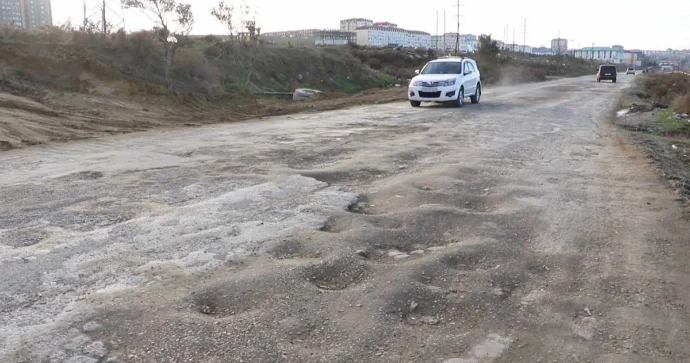 Yolları bərbad vəziyyətdə olan qəsəbə: Səki, asfalt, işıqlandırma yoxdur VİDEO