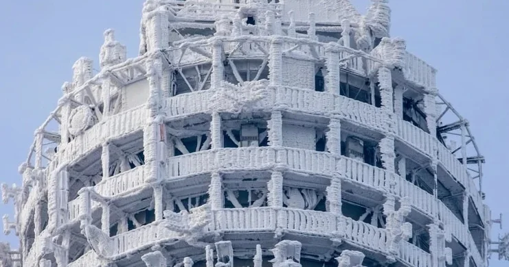 Останкинская телебашня покрылась льдом из за похолодания в Москве