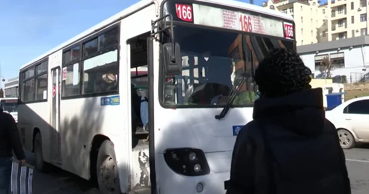 Пассажиры бакинского маршрута страдают от нерегулярного движения автобусов