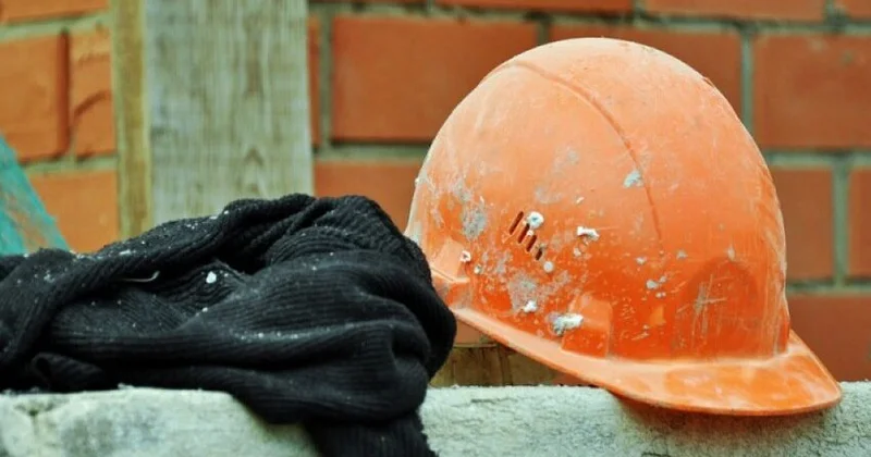 Xırdalanda fəhlə başına düşən yükdən öldü KONKRET